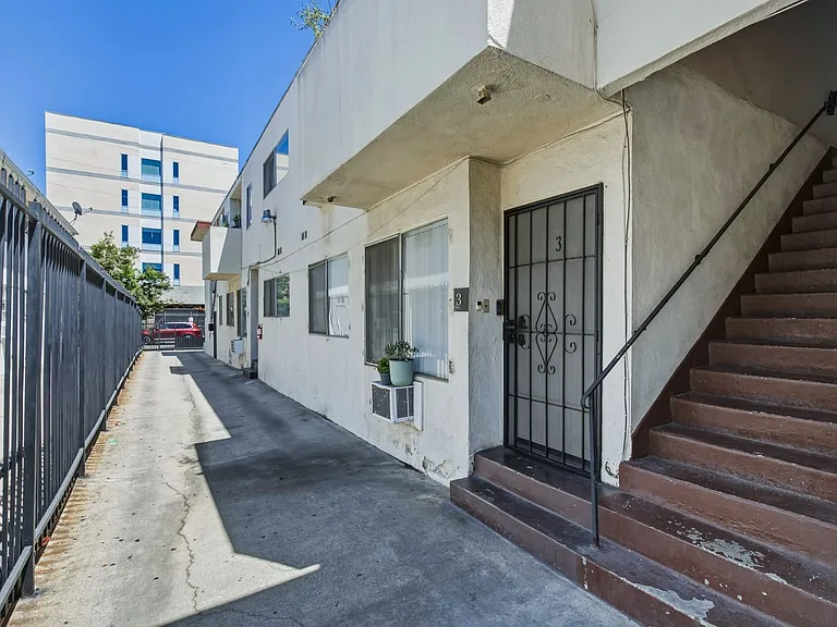 Lillian Way Apartments — Photo 18