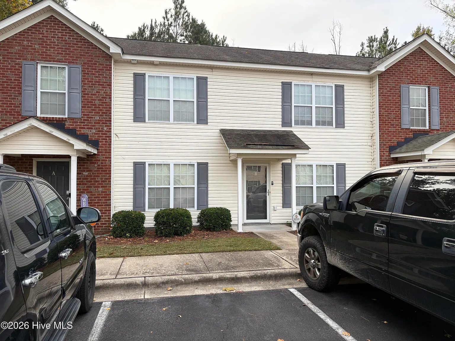 2 bed, 2.5 bath, 1088 sqft, $1,300 — Photo 2