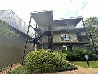 1st image of 225 Riverbend Dr #225