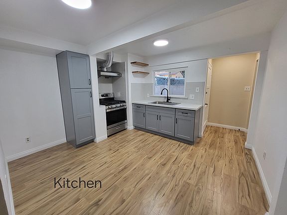 3rd image of 422 1/2 Florence Ave