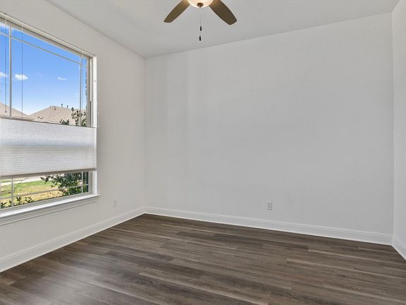 4th image of 724 Landing Ln