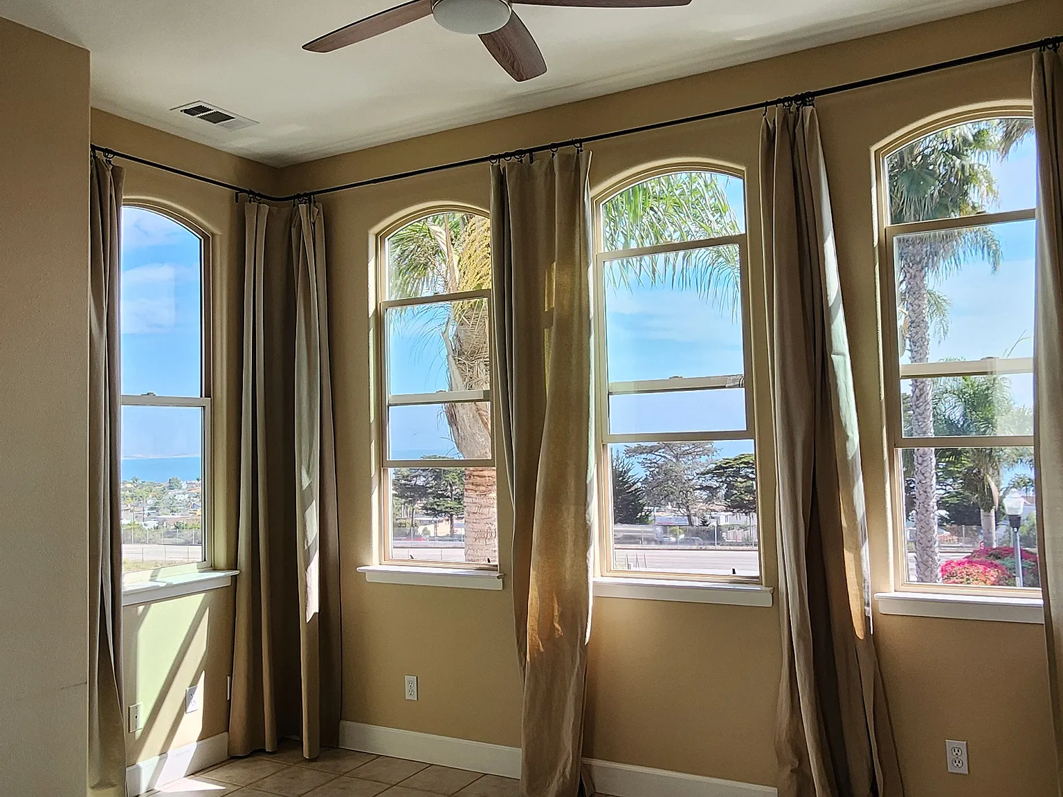 3 bed, 2.5 bath, 1581 sqft, $4,450 — Photo 4