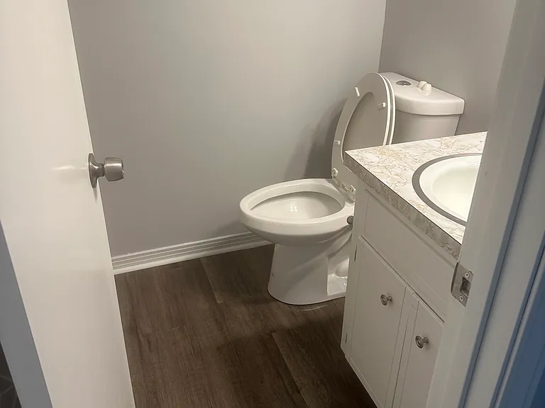 1185 Greenbrier Blvd — Photo 9