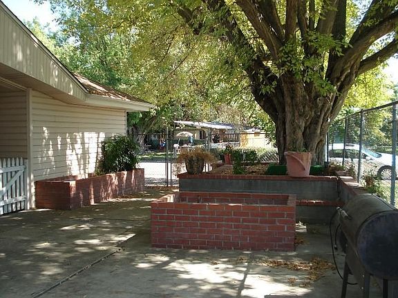 2nd image of 610 Mayfair Dr