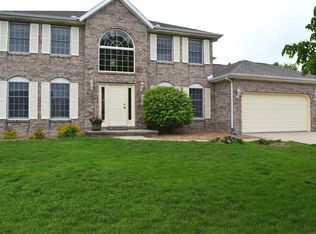 2802 Park Ridge Rd, Bloomington, IL 61704