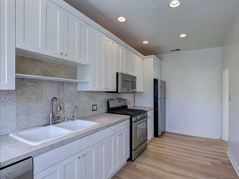 320-322 S Reeves Dr — Photo 8