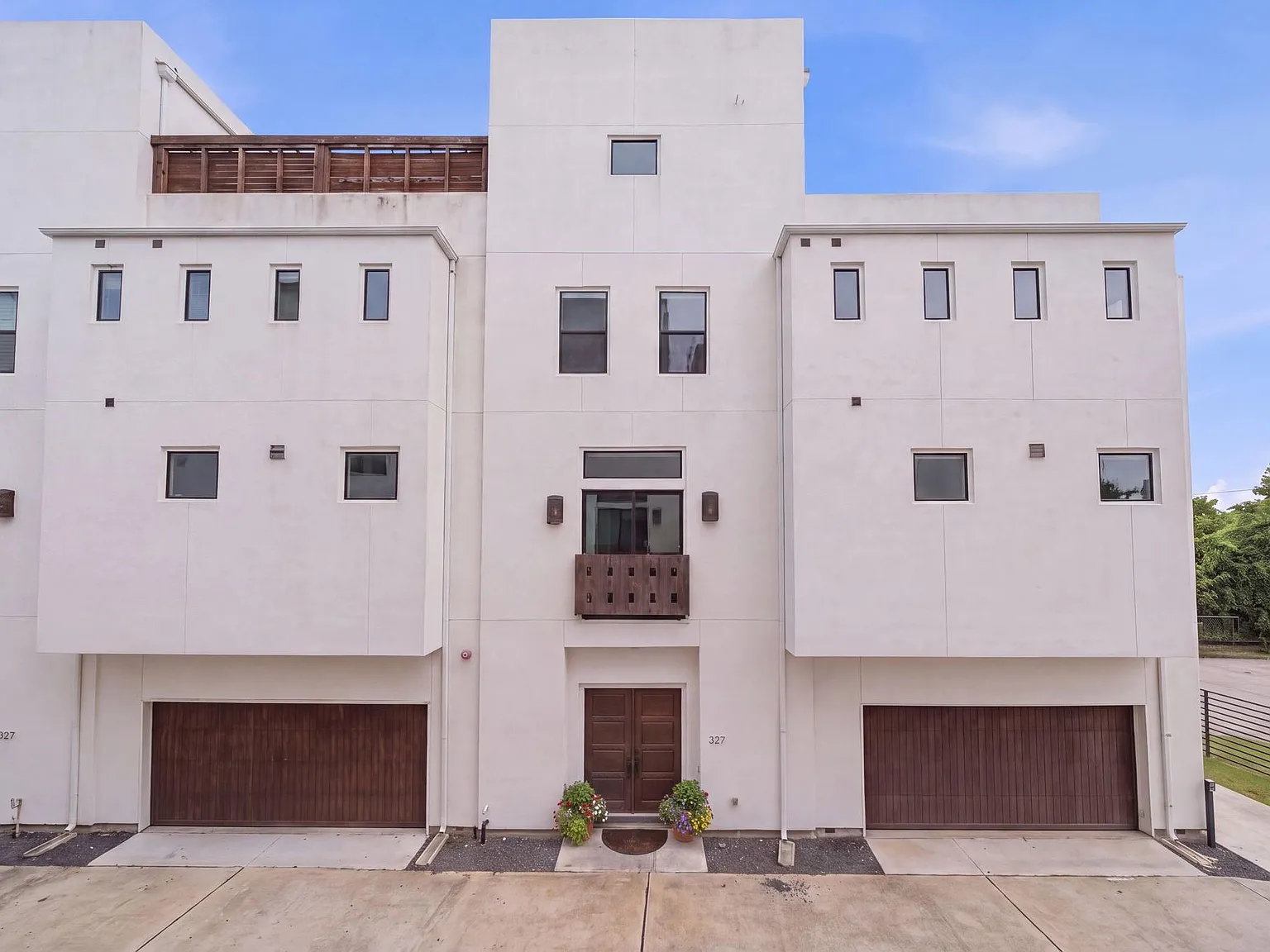 3 bed, 3.5 bath, 3120 sqft, $4,500 — Photo 1