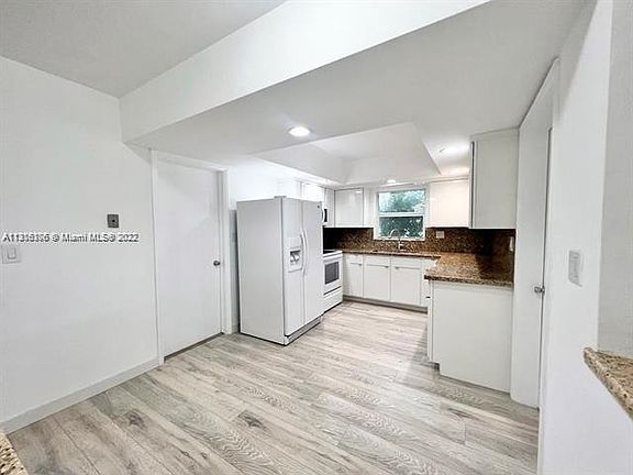 5th image of 525 W Dayton Cir #525