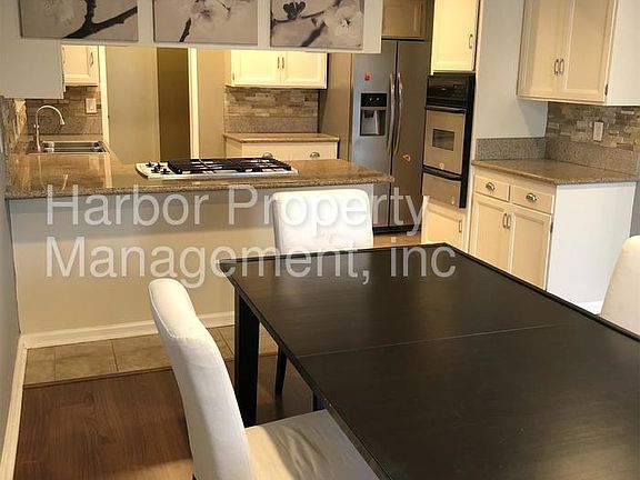 3rd image of 1027 W 213th St