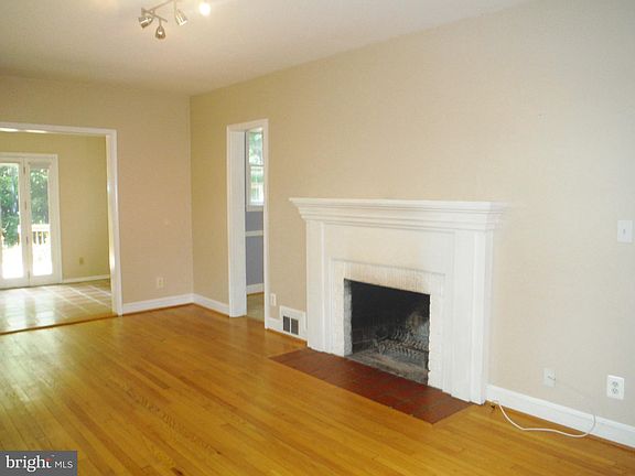 3rd image of 14 E Oak St
