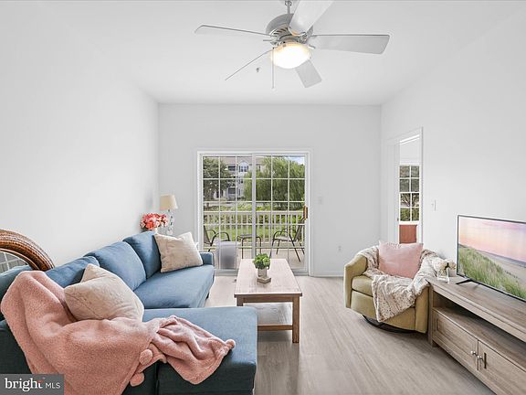 4th image of 300 Pebble Dr Unit 305