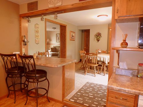 BREAKFAST BAR KITCHEN
