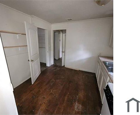 3rd image of 6101 Lexington Ave
