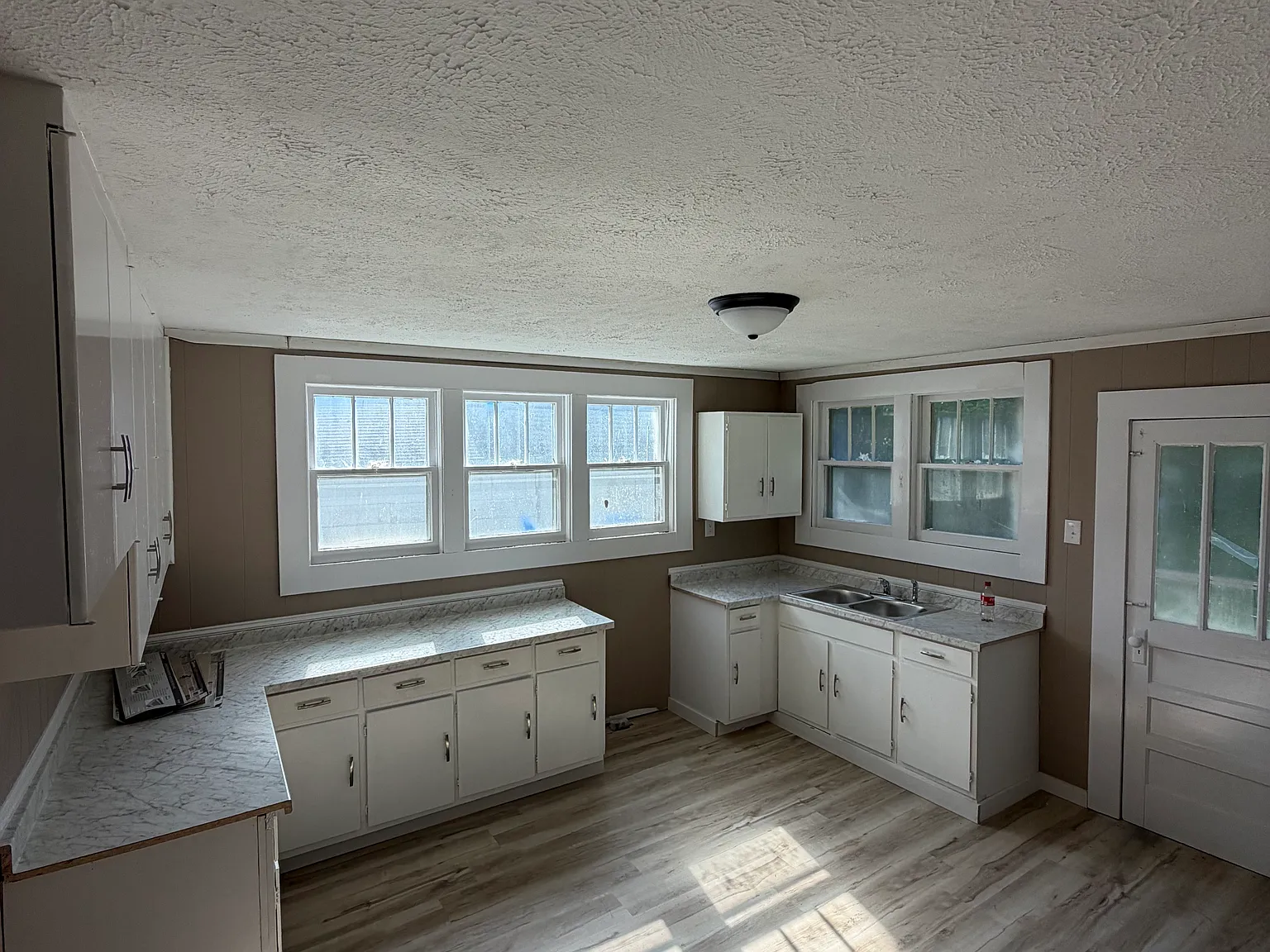 4 bed, 1.5 bath, 1900 sqft, $1,750 — Photo 2