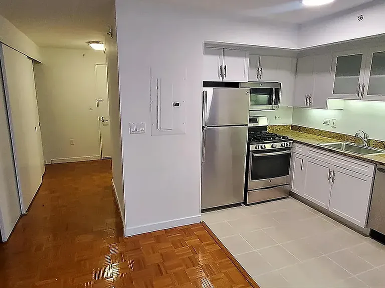 33 W End Ave #11B — Photo 5
