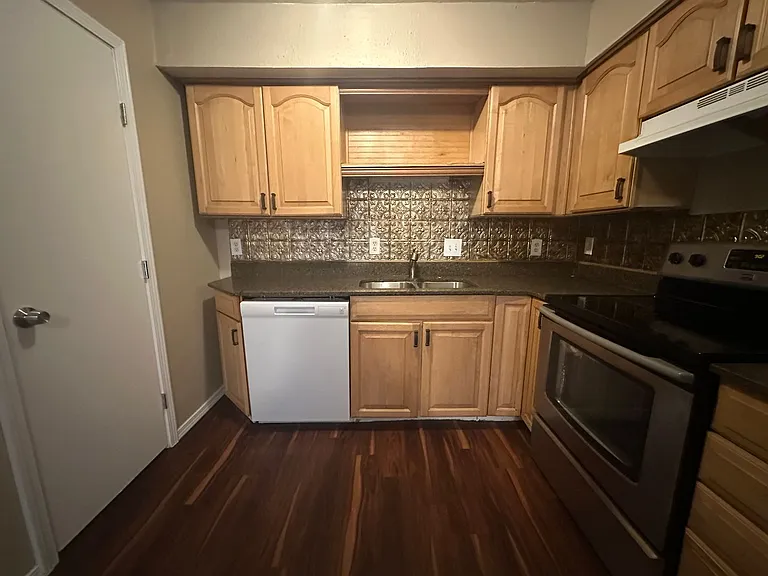 6004 Nw Expy — Photo 14
