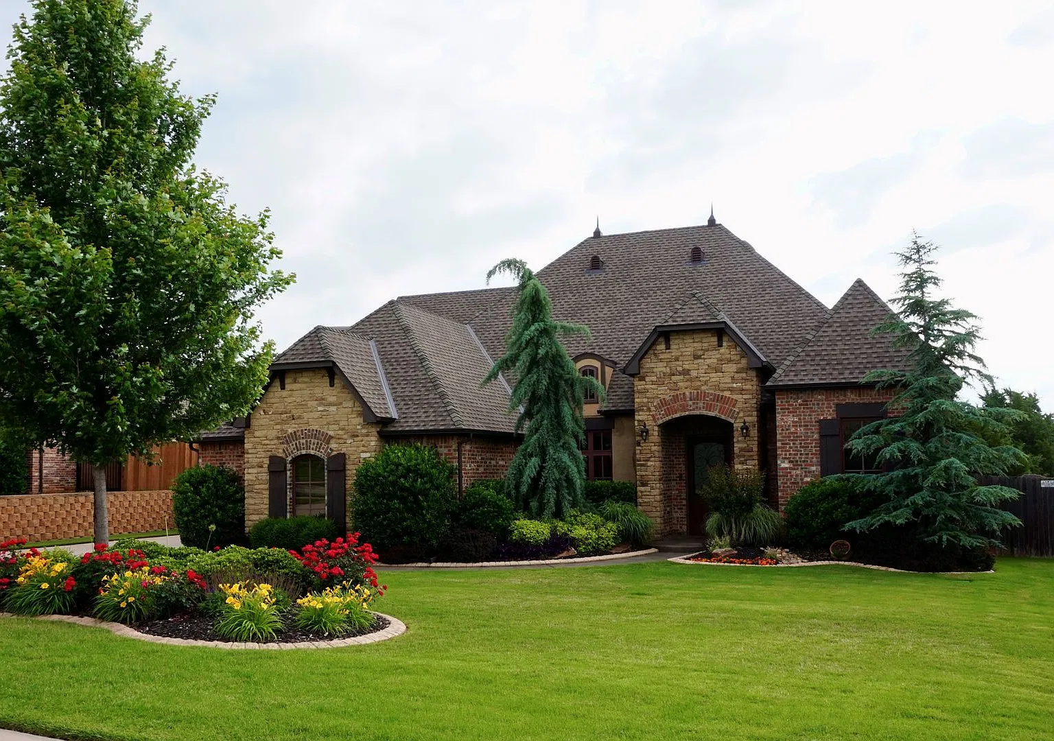Gorgeous Executive Home - Open Plan - Storm Shelter - Twin Bridges Addition — Photo 1