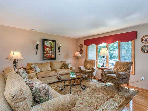 3rd image of 26 Weldon Ln