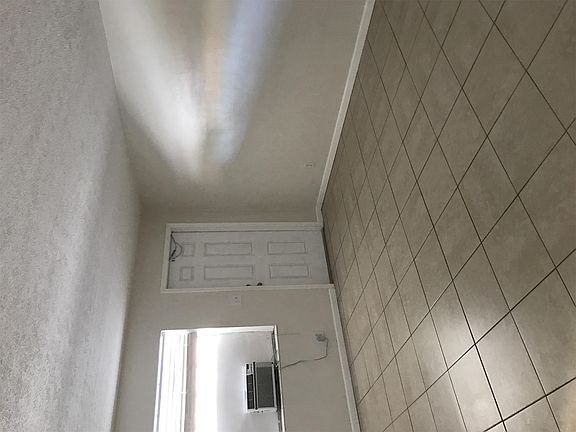 3rd image of 900 NE 14th St APT 20