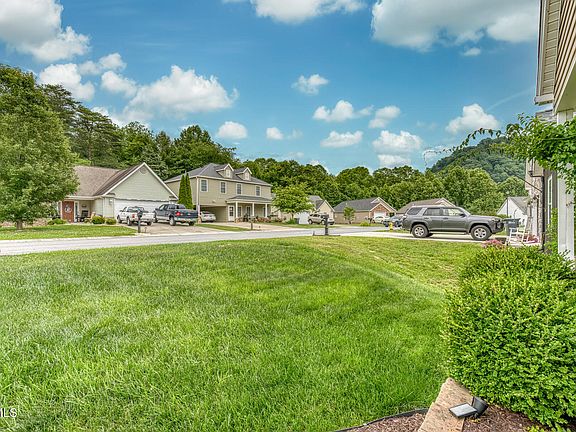 5th image of 239 Bradford Ln