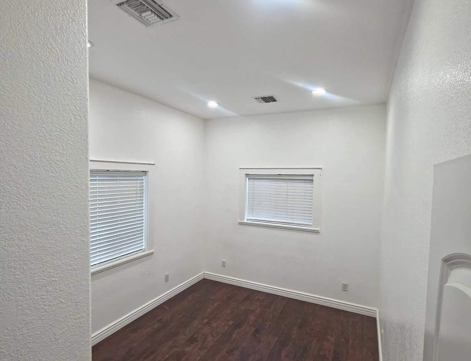 2 bed, 850 sqft, $2,200 — Photo 3