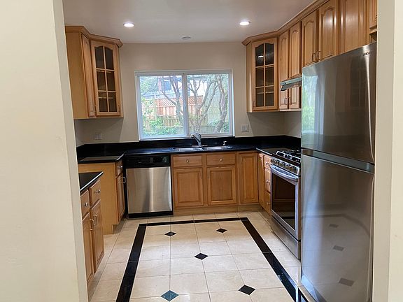 3rd image of 18 Rockridge Dr