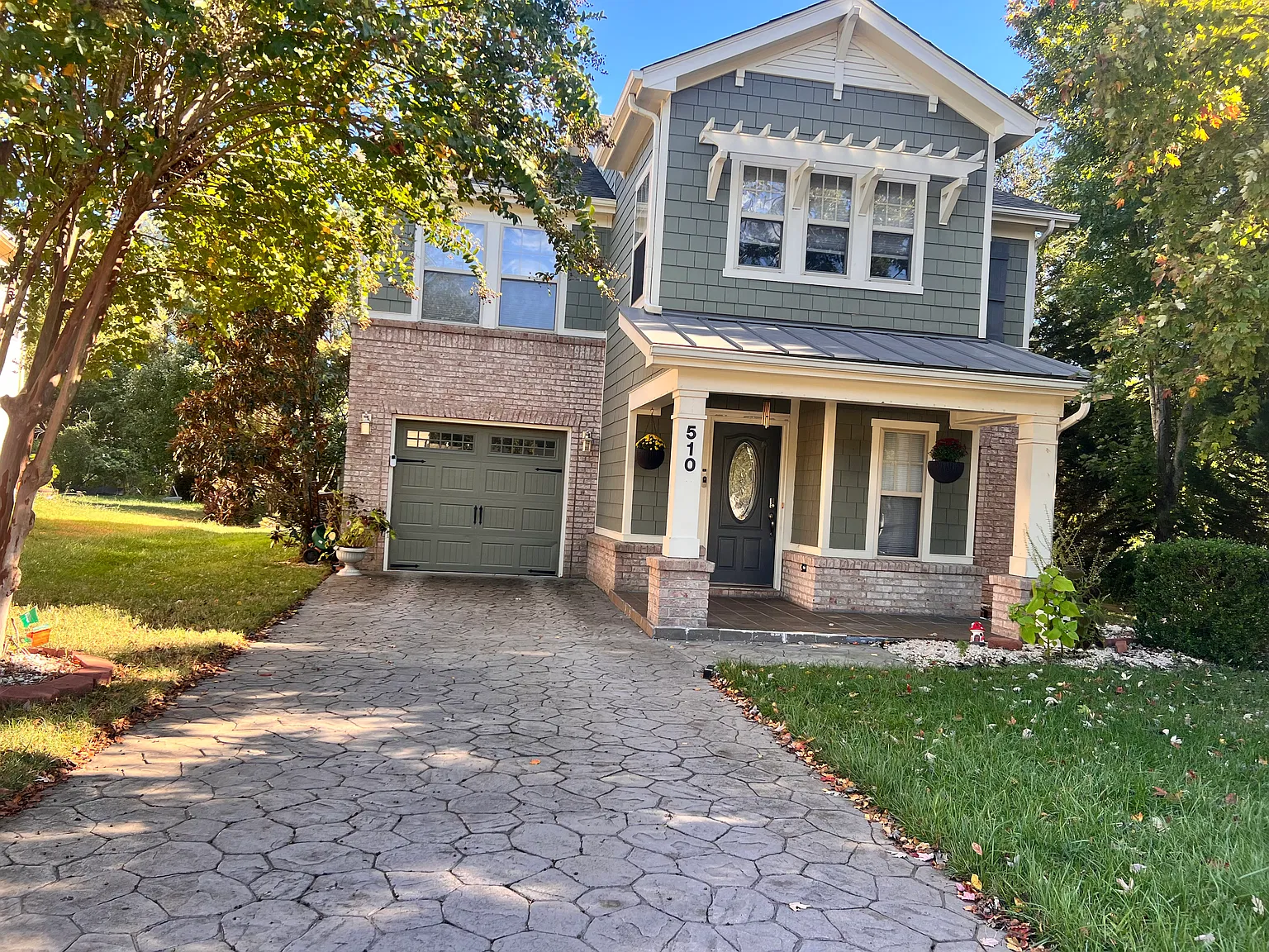 3 bed, 2.5 bath, 1800 sqft, $2,200 — Photo 1