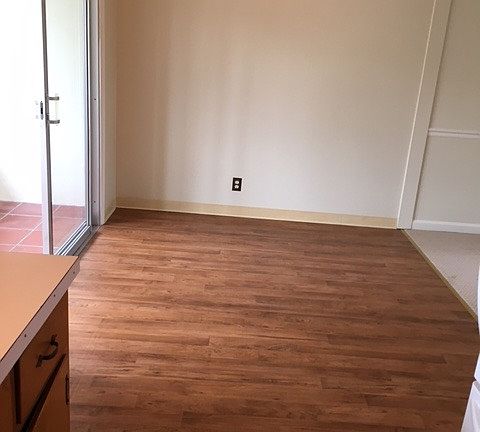 Laminate Flooring-Eating Area
