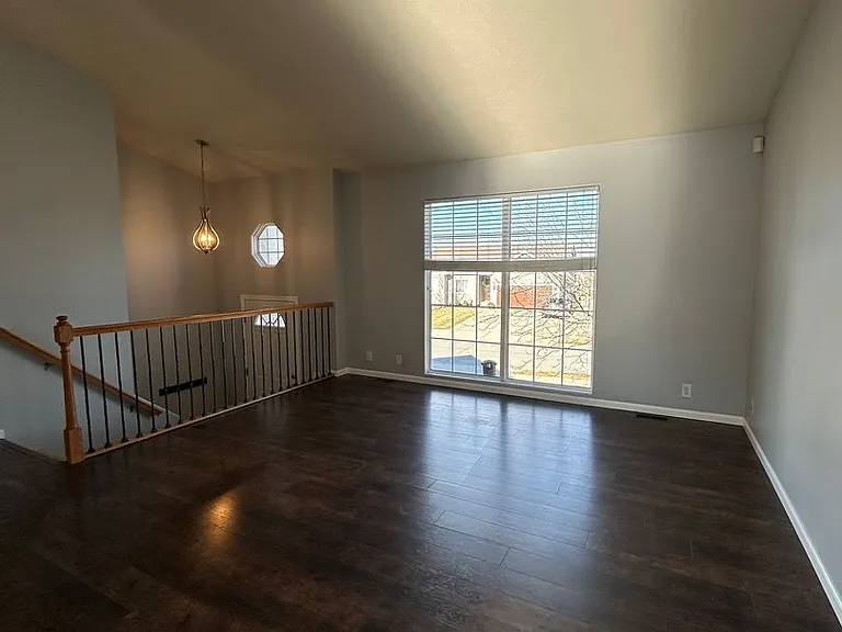 817 Lake Vista Dr — Photo 2