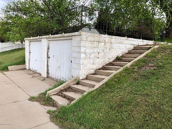 3rd image of 410 E 7th St