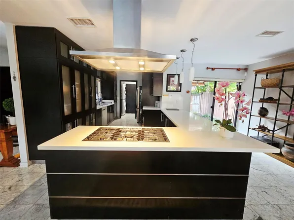 19975 NE 10th Place Way, Miami, FL 33179