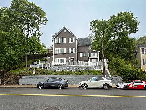 468 Salem St Photo 1
