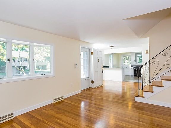 4th image of 16 Emerald Ave