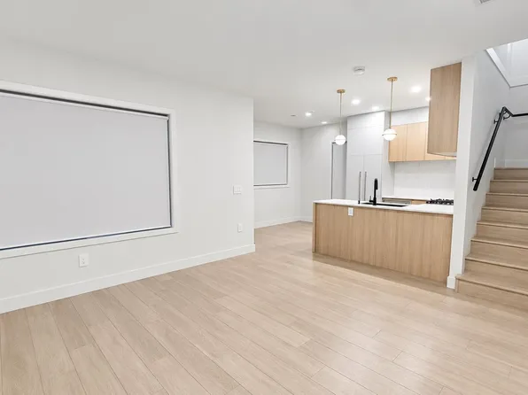 8300 No 3 Rd #3, Richmond, BC V6Y 2E3