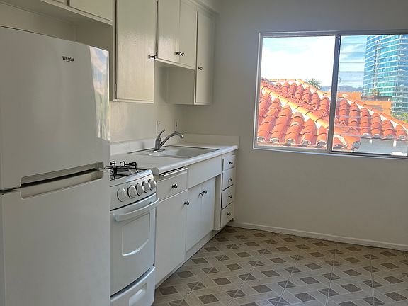 4th image of 747 S Curson Ave APT 6