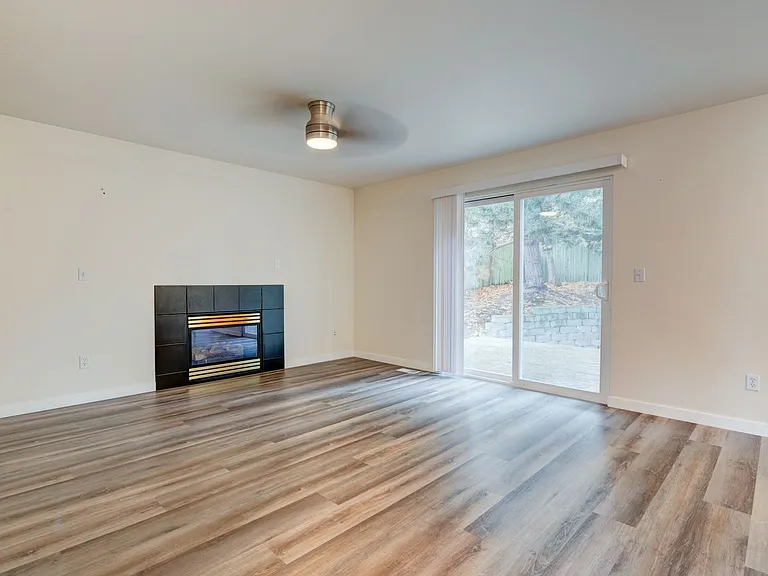 536 SW Regency Dr — Photo 12
