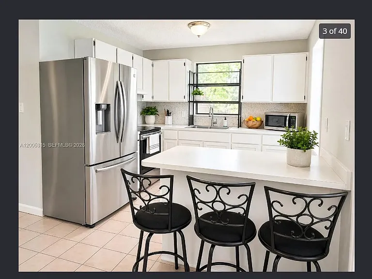 1212 SW 30th Ct #1212 — Photo 2