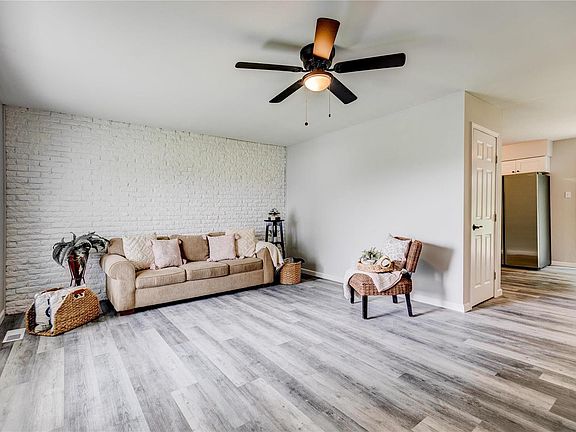 3rd image of 6 Gray Brooke Ln