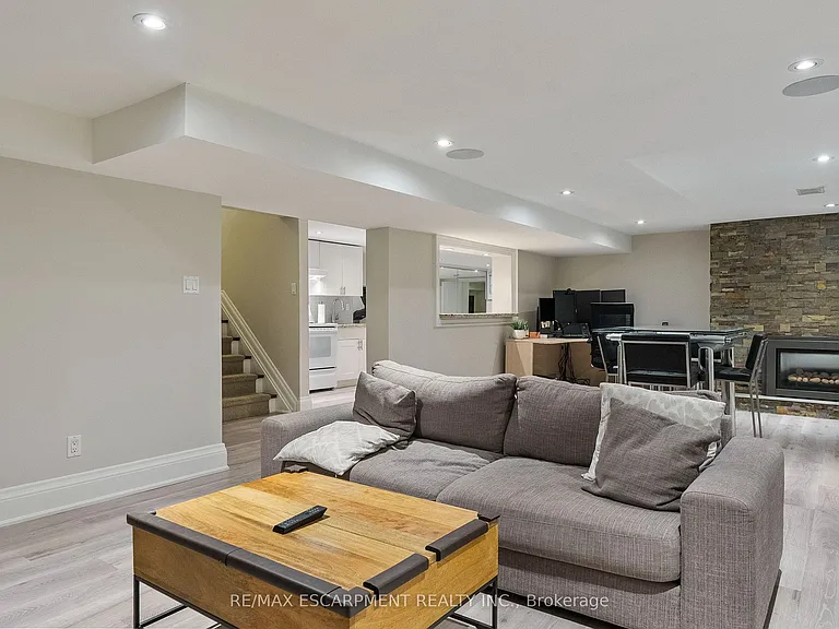 615 Vanessa Cres — Photo 32