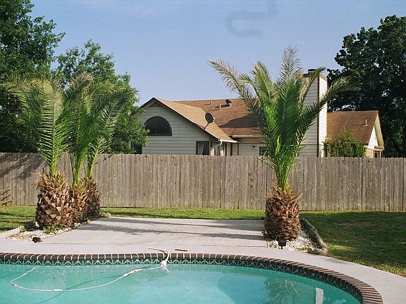 Pool/Patio (from Kitchen entrance)
