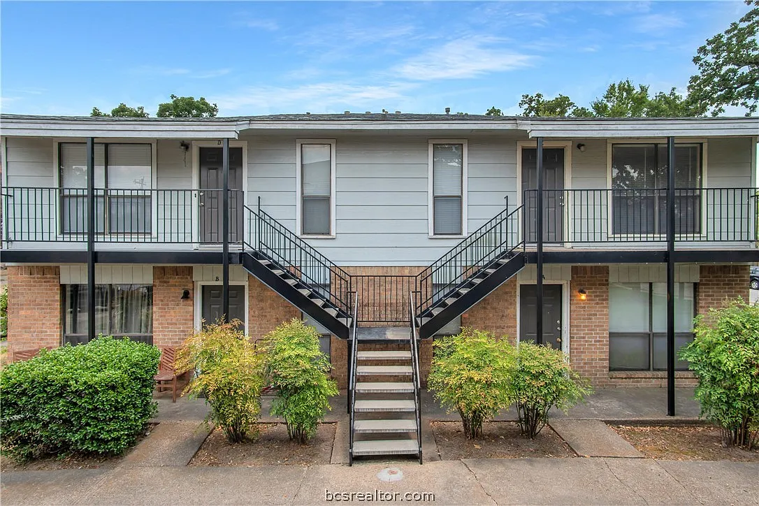 2 bed, 1.5 bath, 1008 sqft, $995 — Photo 1