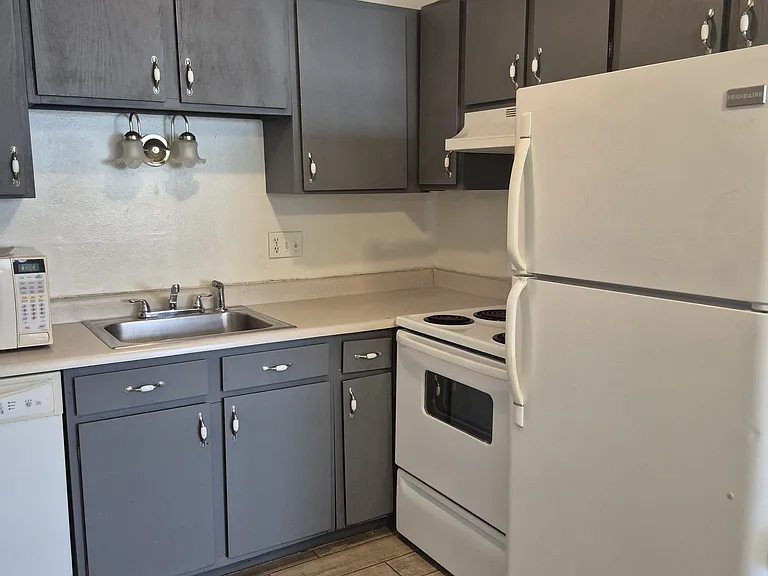 5030 El Camino Dr #13 — Photo 6