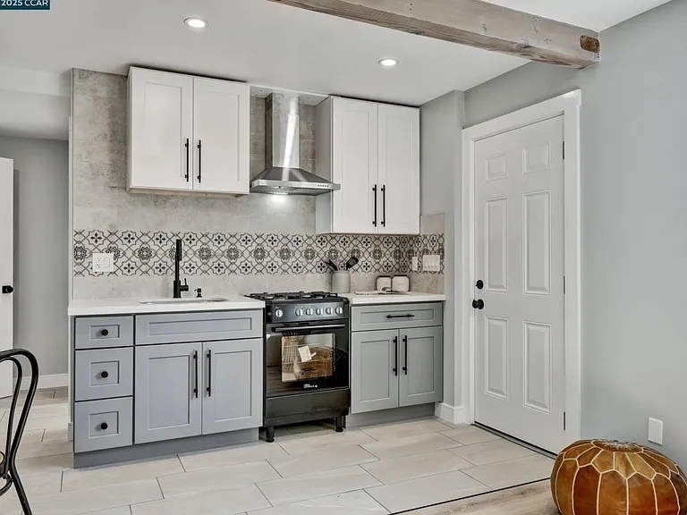 712 Banks Dr — Photo 3