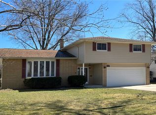 5917 Gareau Dr, North Olmsted, OH