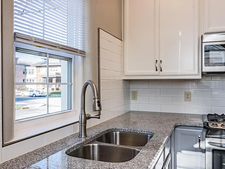 535 W Berry St #2 — Photo 4