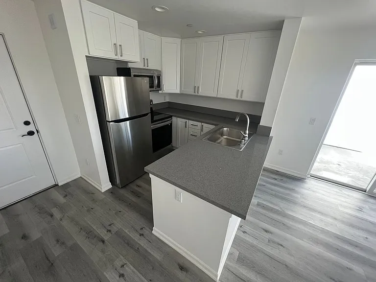 Highland Pacifica Apartments — Photo 7