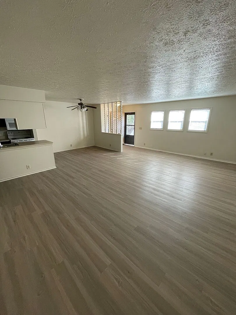 Adams Earl-900 N 21st — Photo 1