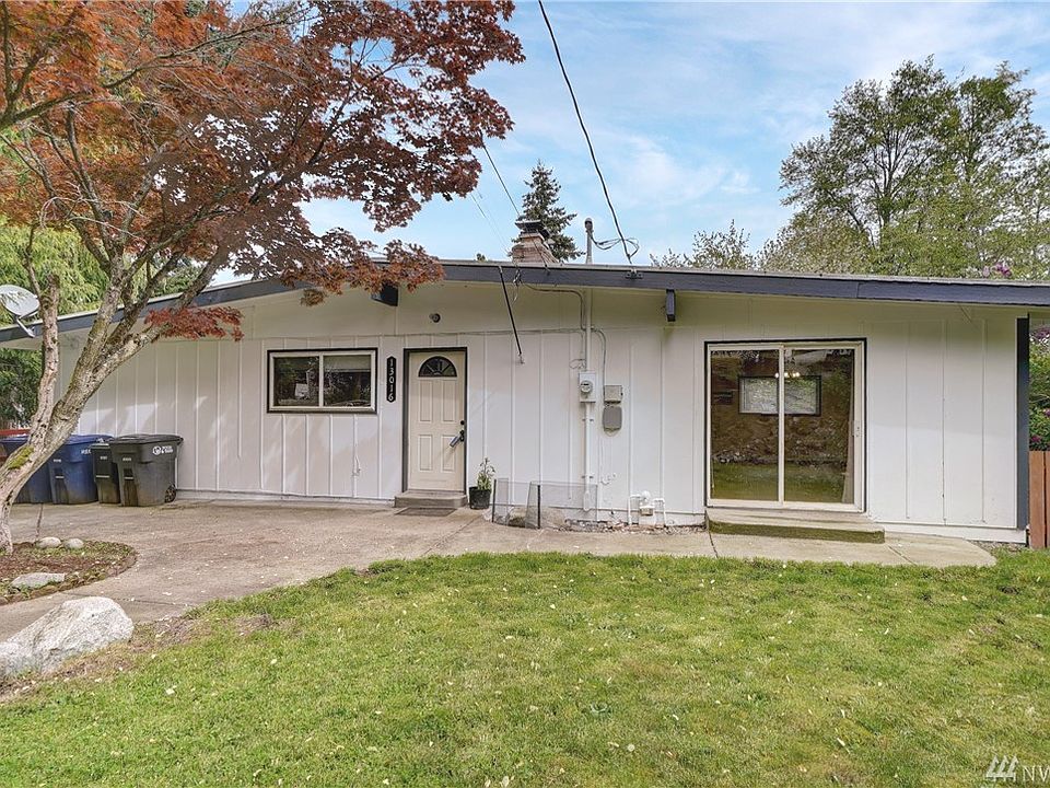 Welcome to this rambler ready for your updates in the wonderful neighborhood of Regal Sites.