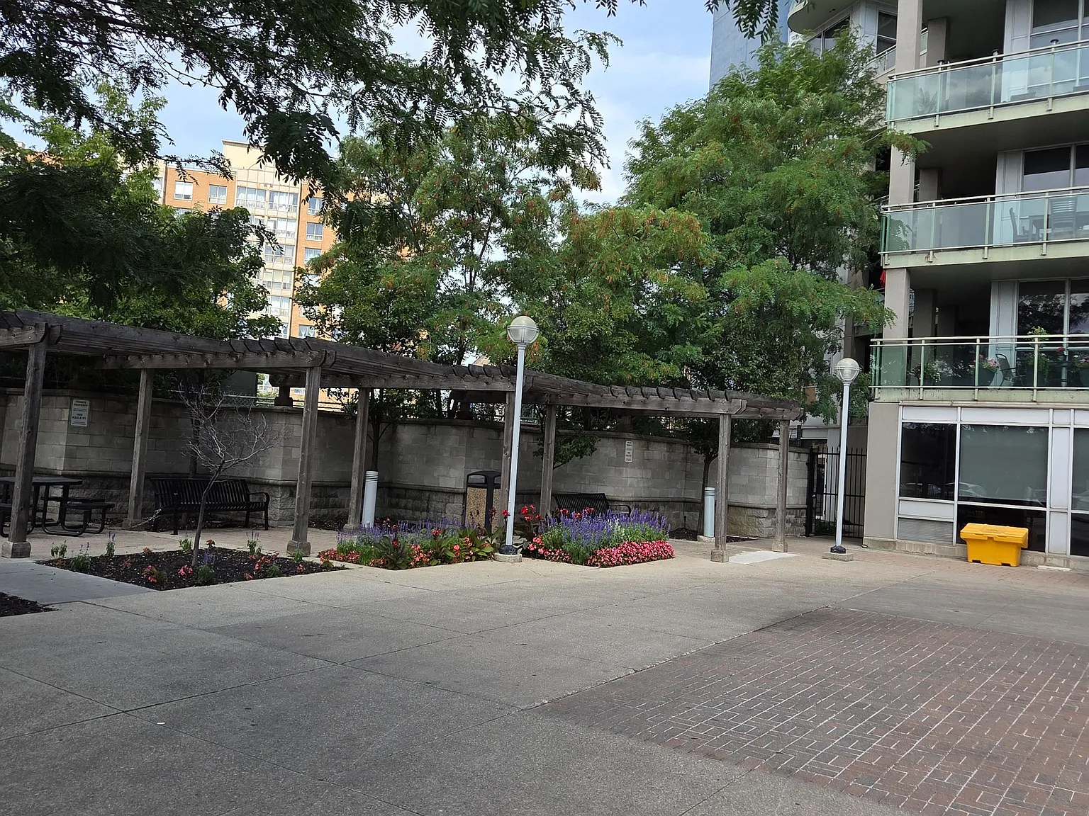 Solara Condominiums — Photo 3