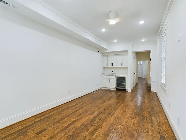 2515 E Franklin St — Photo 16